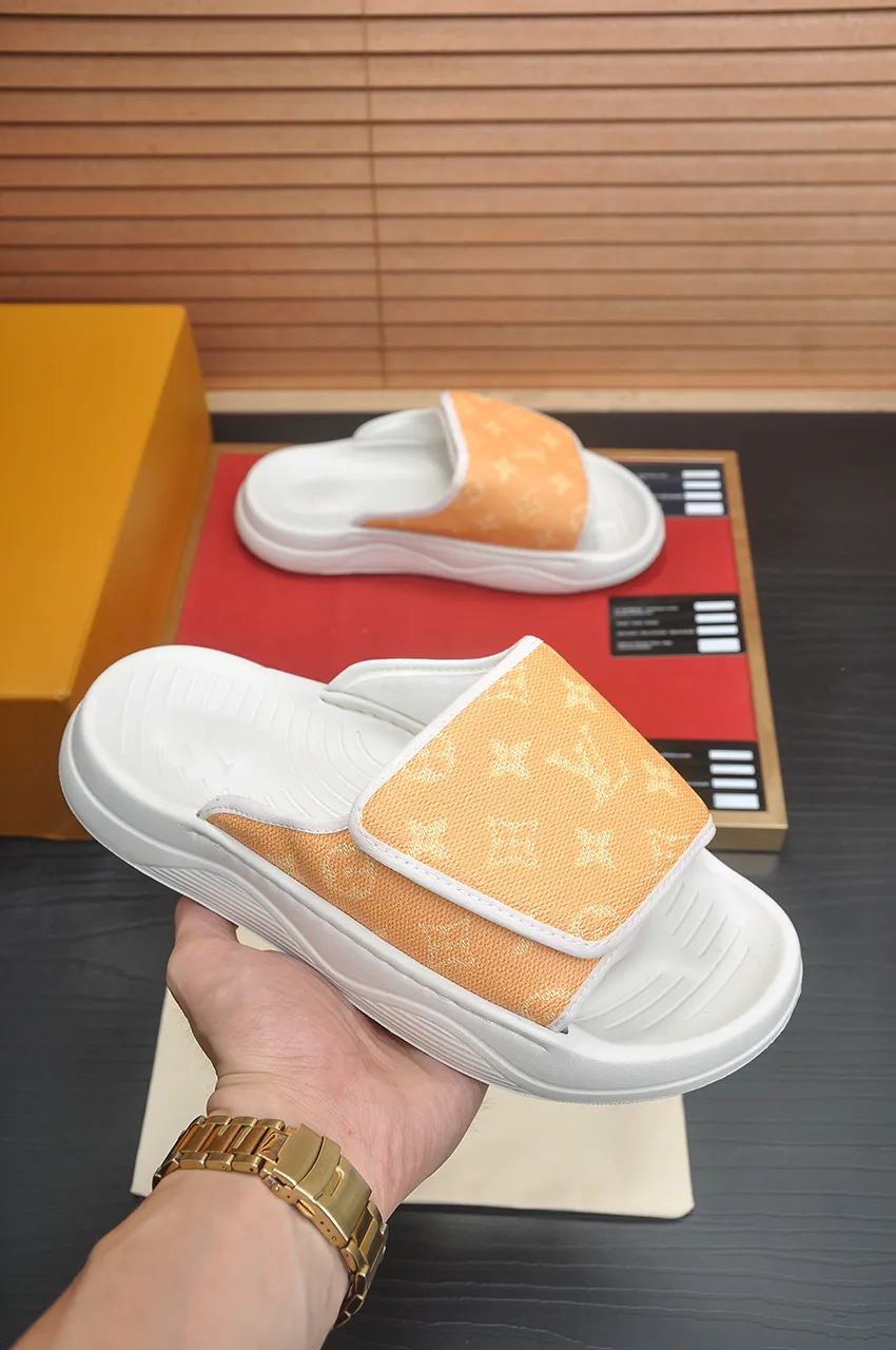 Men's men's shoes 💰340💶 [Louis Vuitton LV slippers] (high-end cowhide) counter 1:1 fashion style, a must-have for summer! The designer used LV’s iconic outsole. The original simple slippers instantly become fashionable! The upper is made of flexible special cowhide leather straps alternately, and the workmanship is exquisite! A must-have for stylish men in summer, size 38-45 (45 customized)